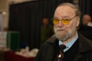 Elderly man in glasses and tie